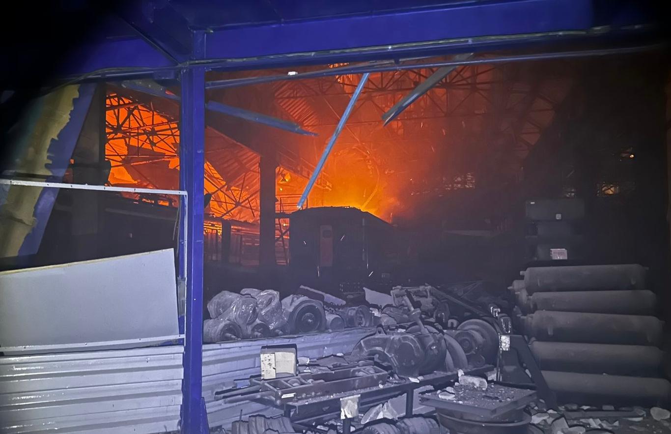 У Дніпрі пошкоджене залізничне депо з приміськими електричками