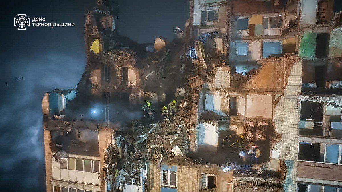 У Тернополі досі триває розбір завалів після російського удару, відомо про 28 загиблих