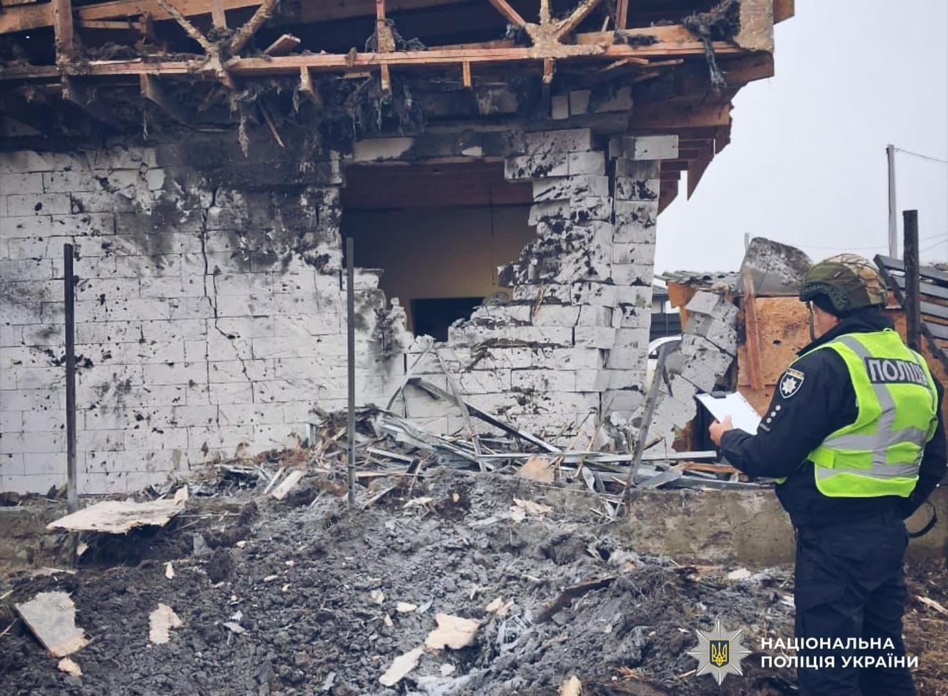 Наслідки обстрілу Київщини: загинула жінка, пошкоджені 25 багатоповерхівок