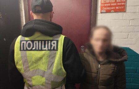 Киянка продавала психотропну речовину не виходячи з помешкання, «клієнти» отримували «товар» через вікно — поліція