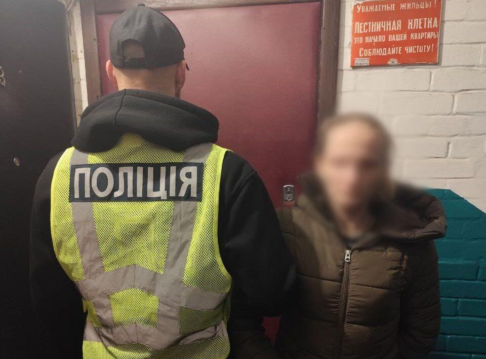 Киянка продавала психотропну речовину не виходячи з помешкання, «клієнти» отримували «товар» через вікно — поліція