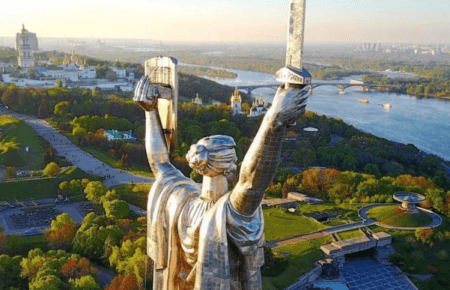 Уламки «іскандера» пошкодили посольство Азербайджану у Києві