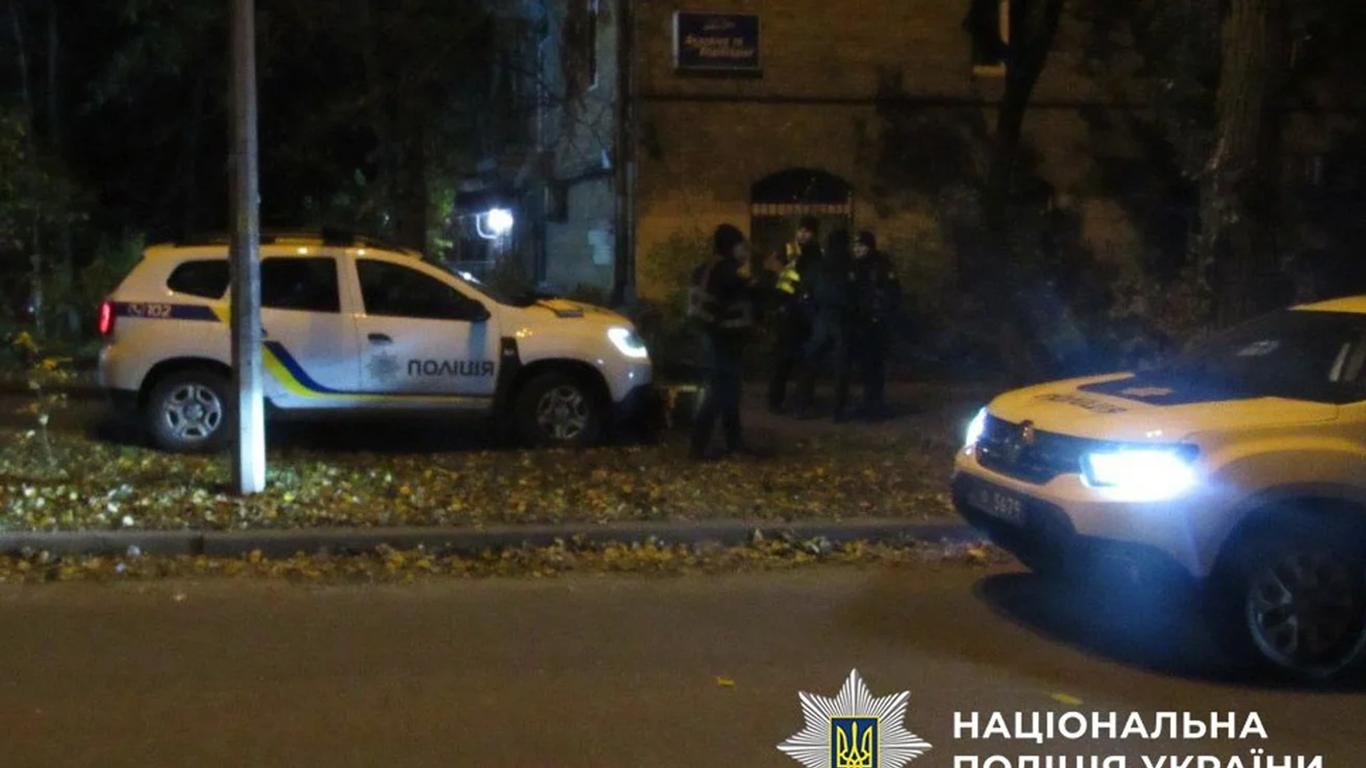 У Києві рецидивісти з ножем і викруткою пограбували військового на реабілітації