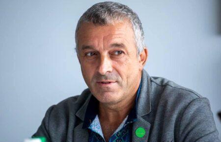 Нардепа від «Слуги народу» звинуватили у крадіжці собаки з готелю: він відреагував (ВІДЕО)