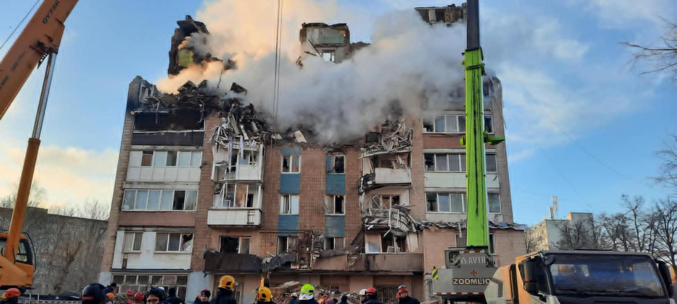 З-під завалів у Тернополі дістали живого юнака: він пробув під руїнами понад 8 годин