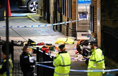 В Англії двоє чоловіків напали з ножем на пасажирів поїзда, поранені 9 людей