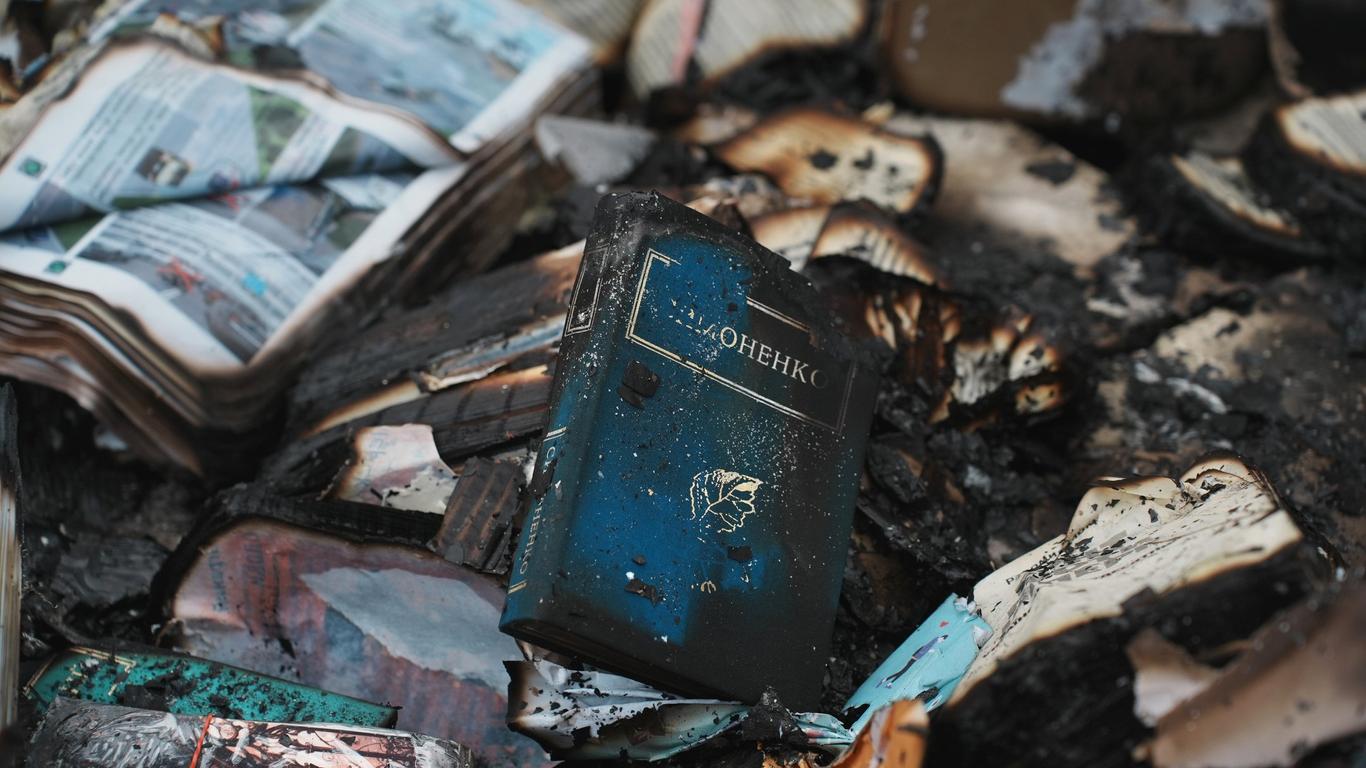 Внаслідок удару по підприємству в Харкові згоріли українські книжки (ФОТО)