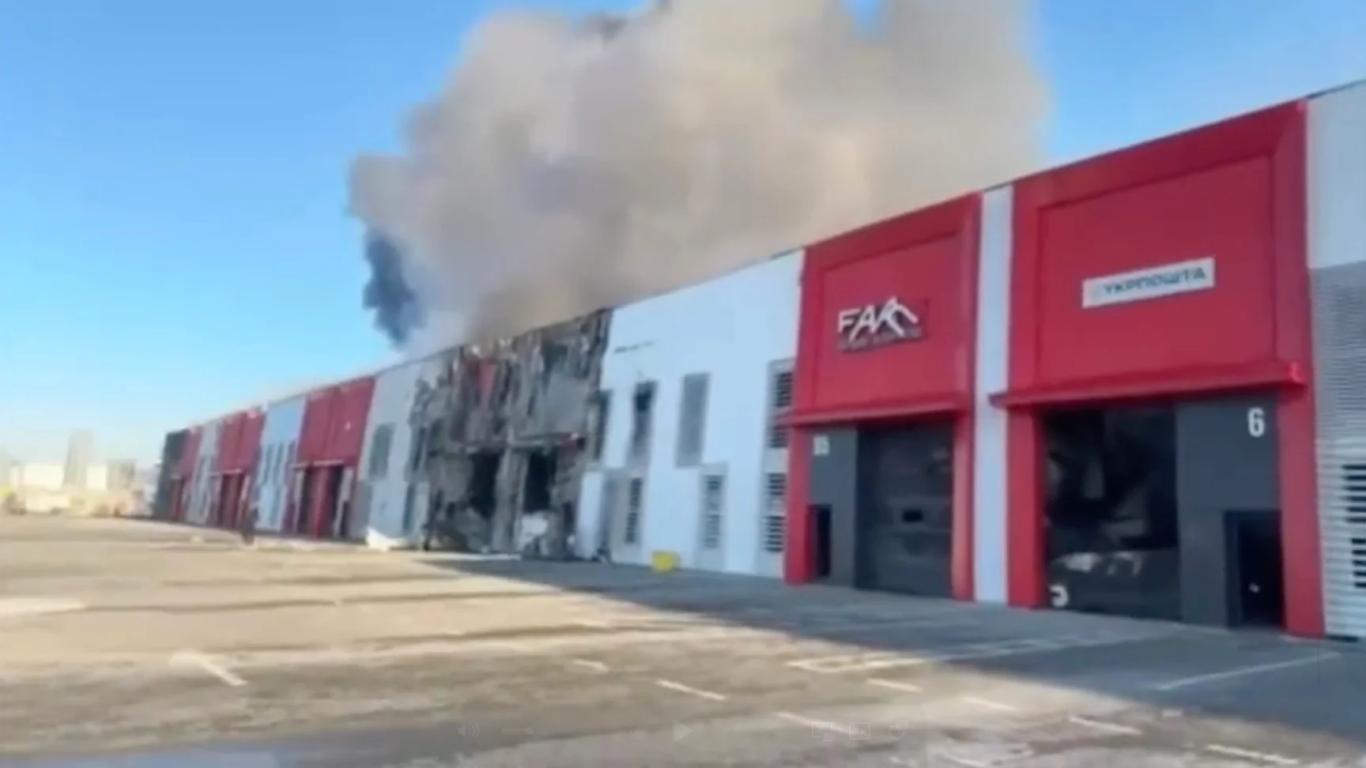 Росіяни зруйнували сучасне відділення «Укрпошти» у Львові — там зберігалося 900 посилок