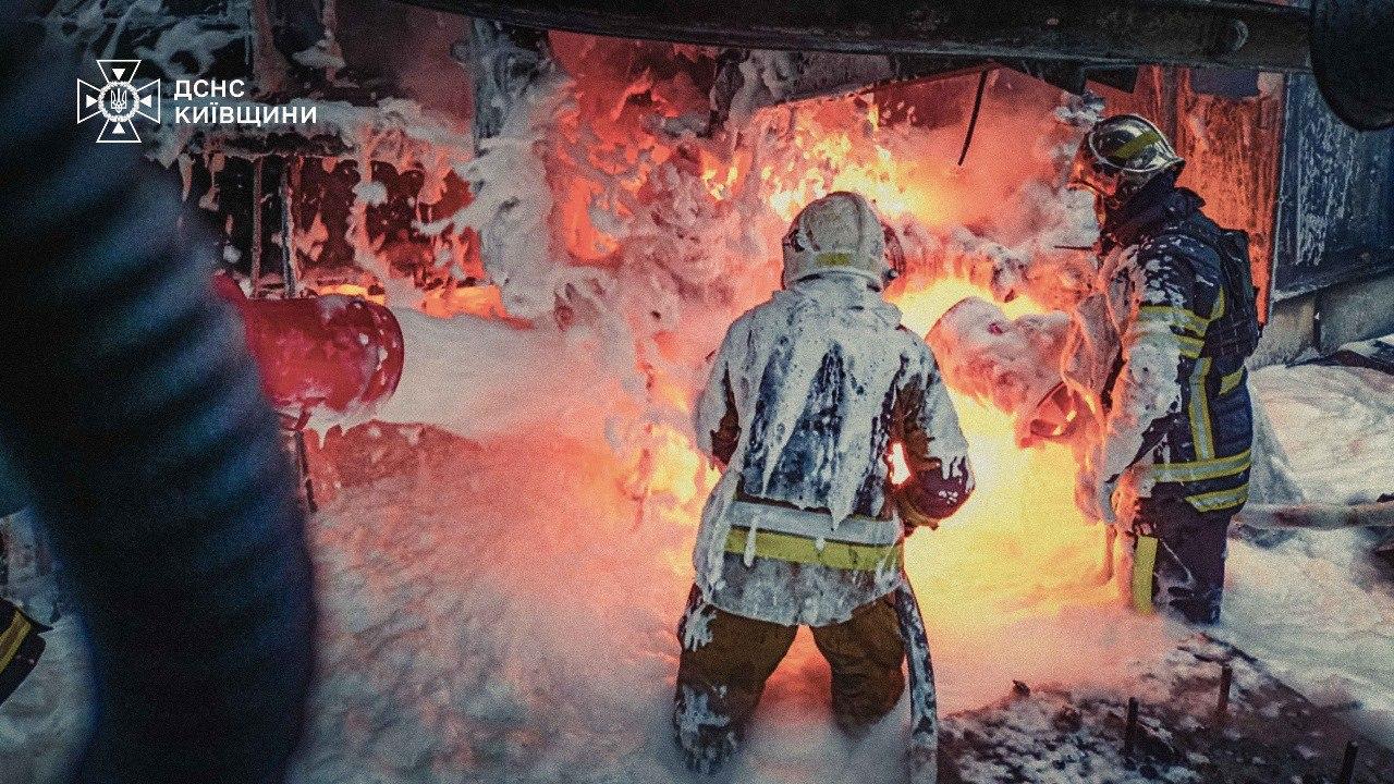 Росія вночі атакувала енергооб'єкти на Київщині, постраждала жінка