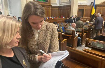 Депутати від «ЄС» заблокували трибуну парламенту з вимогою відставки уряду — засідання Ради перервали