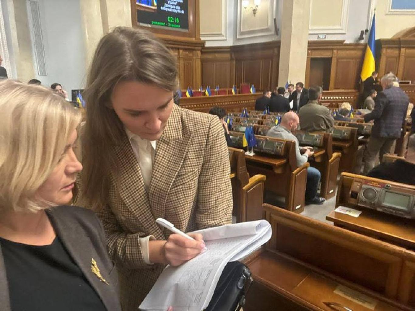 Депутати від «ЄС» заблокували трибуну парламенту з вимогою відставки уряду — засідання Ради перервали