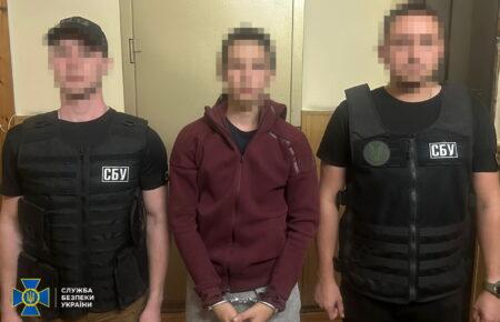 Розставляв «відеопастки» на «Укрзалізниці»: СБУ затримала російського інформатора