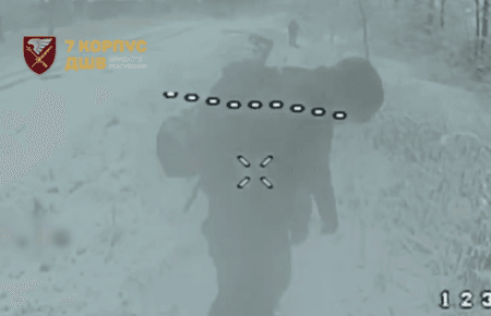 Росіяни від ранку штурмують Покровськ колонами техніки, скористались несприятливою погодою (ВІДЕО)