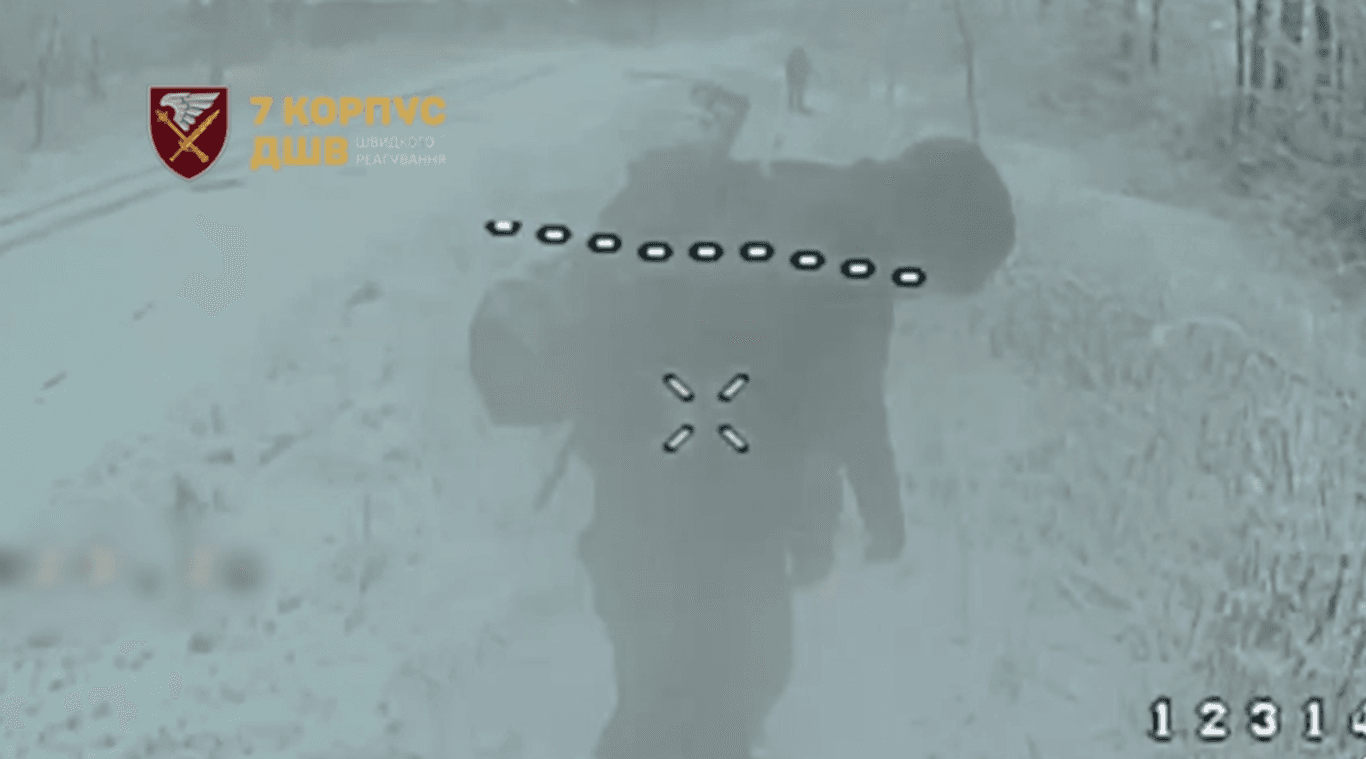 Росіяни від ранку штурмують Покровськ колонами техніки, скористались несприятливою погодою (ВІДЕО)