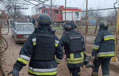 На Запоріжжі рятувальники деблокували жінку з-під завалів зруйнованого російським ударом будинку
