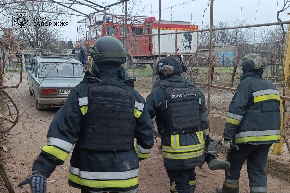 На Запоріжжі рятувальники деблокували жінку з-під завалів зруйнованого російським ударом будинку