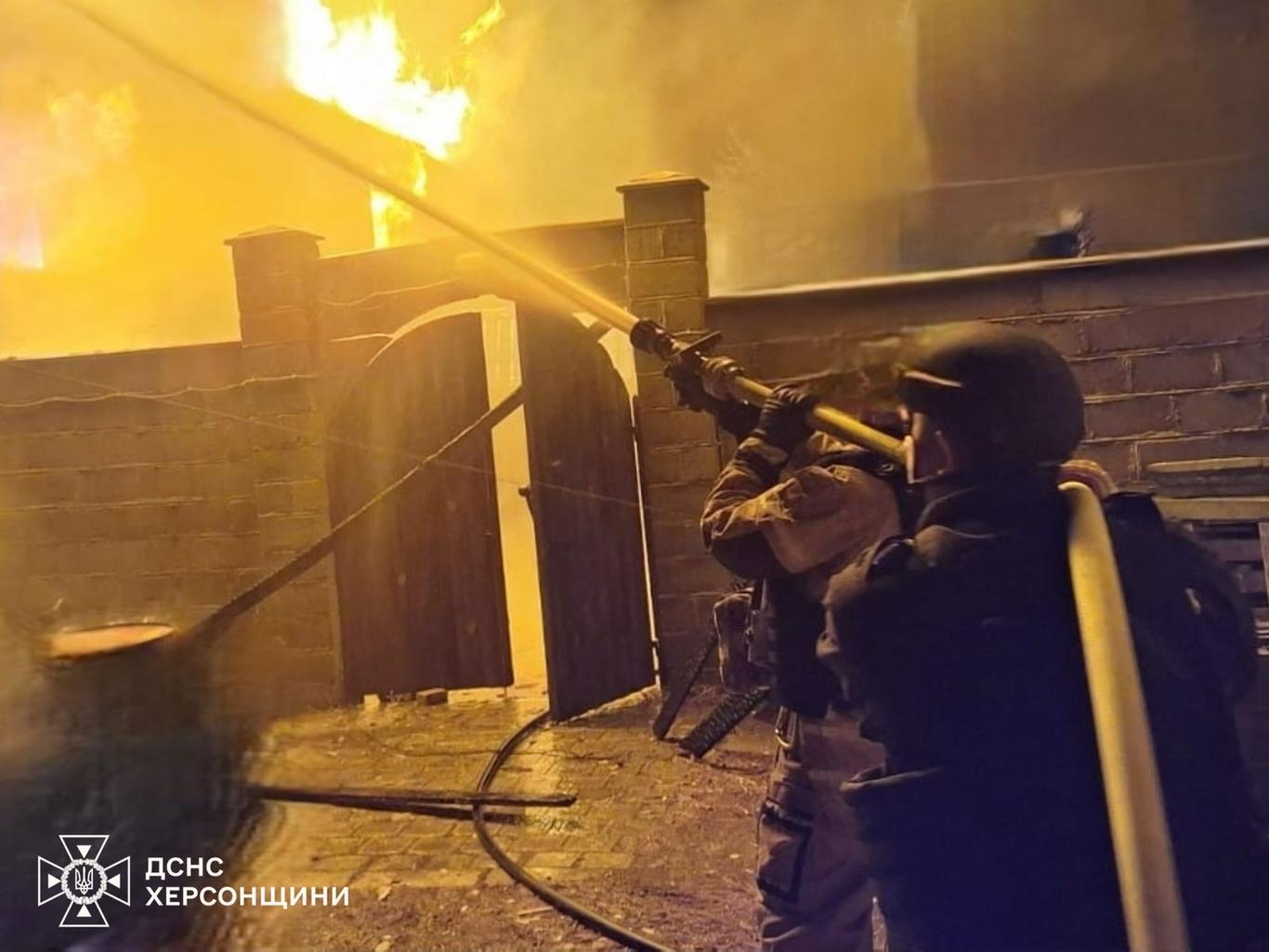 Окупанти атакували Херсон: постраждала жінка