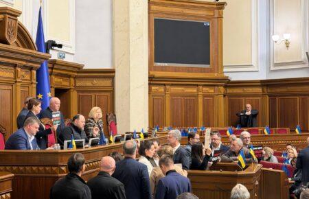Депутати від «Європейської солідарності» заблокували трибуну парламенту з криками «Уряд геть!» — Стефанчук оголосив перерву (ВІДЕО)