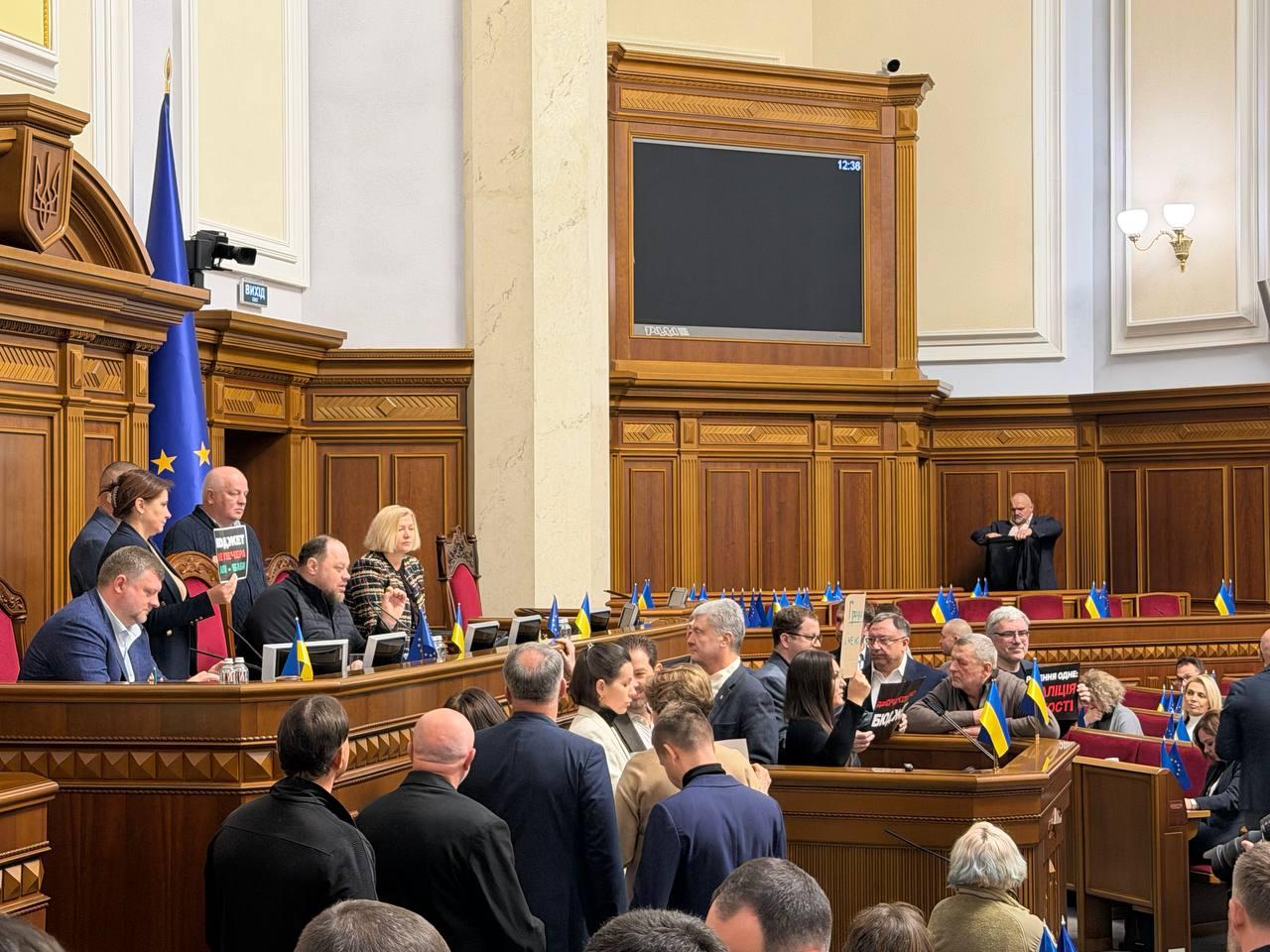 Депутати від «Європейської солідарності» заблокували трибуну парламенту з криками «Уряд геть!» — Стефанчук оголосив перерву (ВІДЕО)