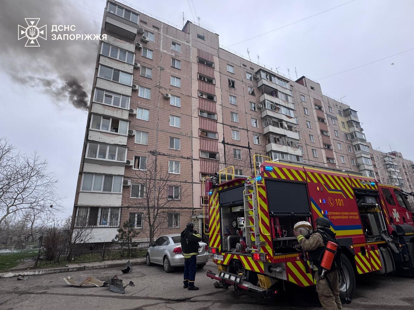 Росіяни масовано бомбардували Запоріжжя: є влучання в житлові будинки, багато постраждалих (ФОТО, ВІДЕО)