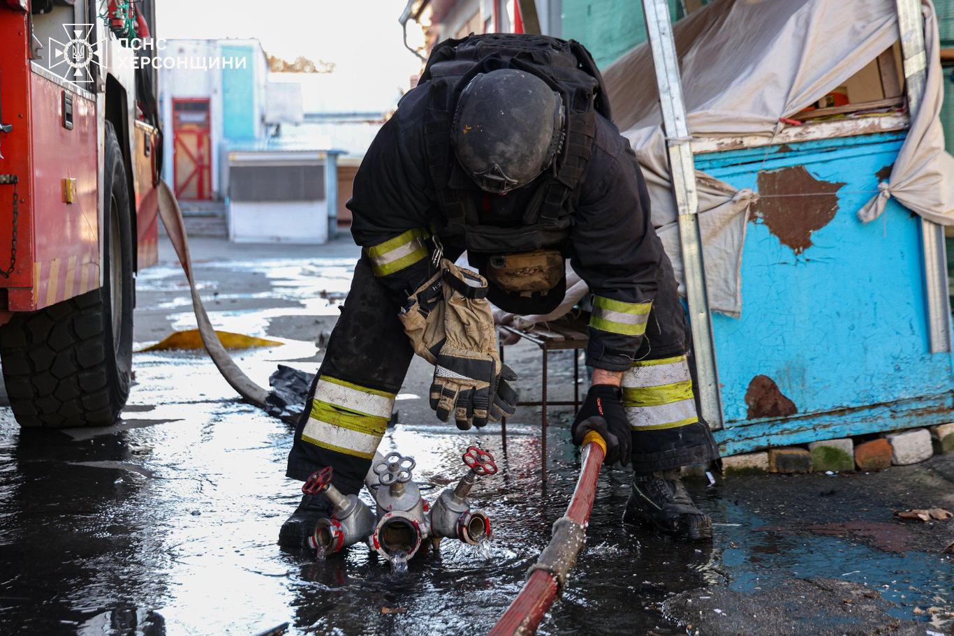 Росіяни обстріляли ринок у центрі Херсона, загинув чоловік (ФОТО, ВІДЕО)