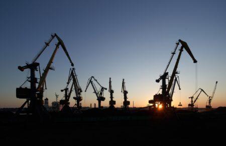 Окупанти вчергове атакували порт «Південний», є влучання в резервуари — Кулеба