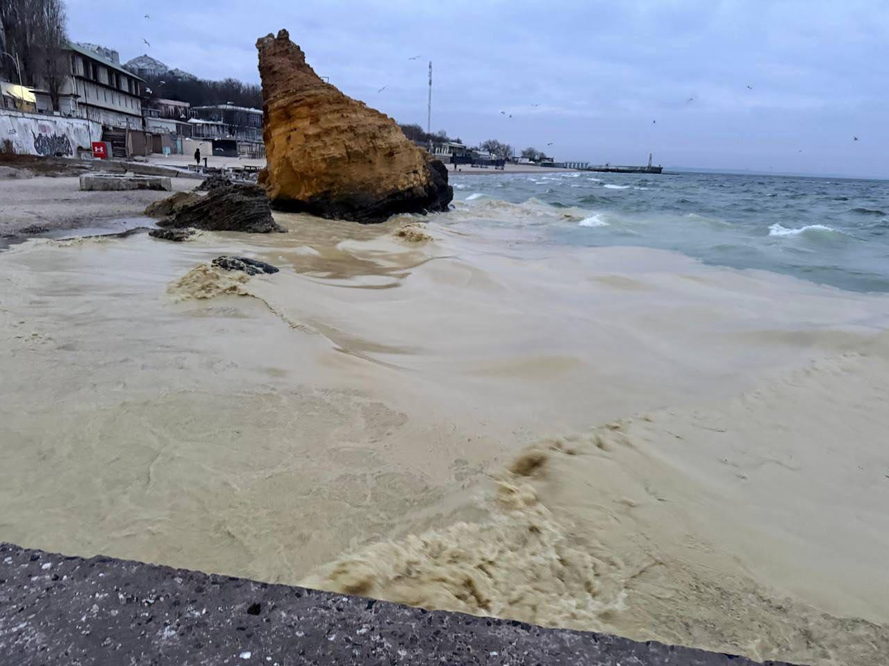 В Одесі біля двох пляжів виявили плями, схожі на нафтові — очільник МВА