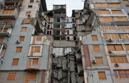 Херсонці повертаються в мікрорайон Корабел, де нема світла, газу і води: готують їжу у дворах, у районі є діти