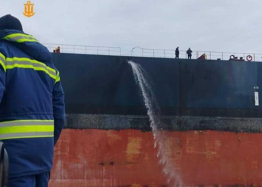 ВМС показали фото кораблів, які зазнали пошкоджень через російський удар по Одещині 30 грудня