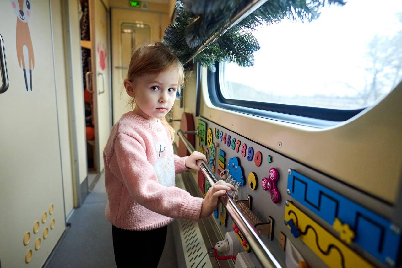 «Укрзалізниця» додала два дитячі вагони до поїзда, що курсує до Карпат (ФОТО)