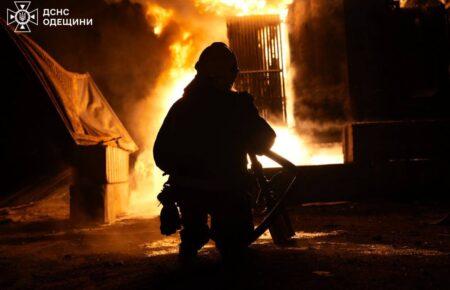 Після удару росіян у порту «Південний»загорілися контейнери з борошном та олією