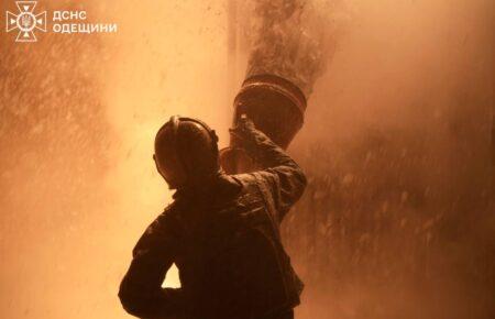 Після удару росіян у порту «Південний»загорілися ємності з борошном та олією