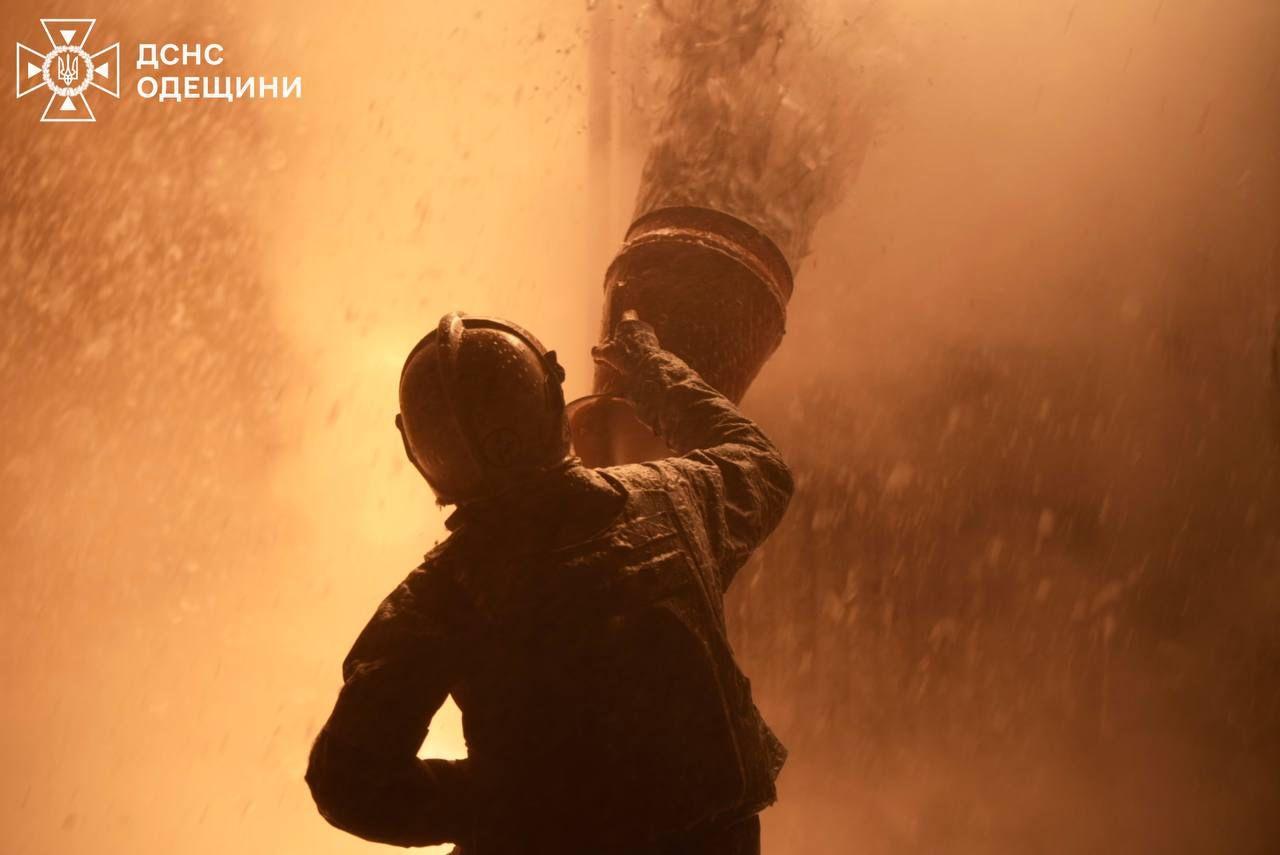 Після удару росіян у порту «Південний»загорілися ємності з борошном та олією