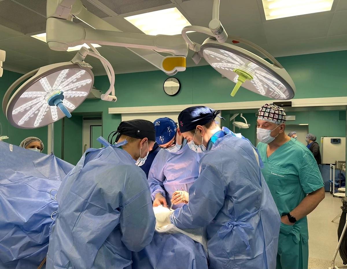 У Львівському госпіталі лікарі відновили пораненому військовому 12,5 см кістки