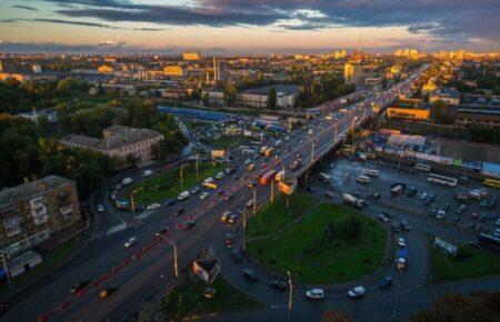 Обстріл Києва: у Святошинському районі уламки впали біля житлового будинку, є постраждалі