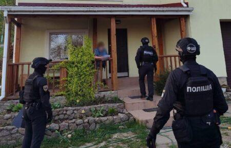 Поліція викрила угруповання, яке масово продавало дітей за кордон для усиновлення