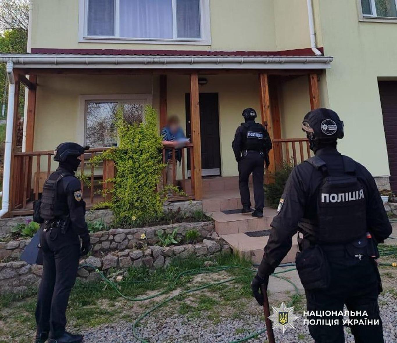 Поліція викрила угруповання, яке масово продавало дітей за кордон для усиновлення