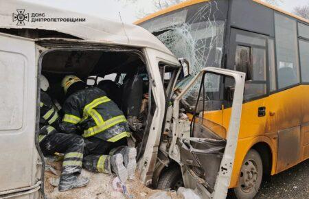 Шкільний автобус потрапив у ДТП на Дніпропетровщині — двоє загиблих (ФОТО)