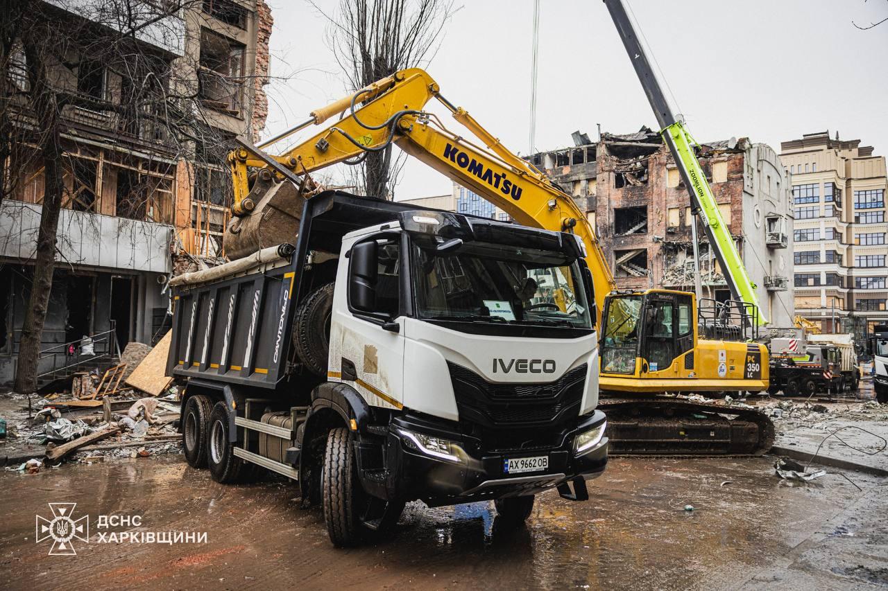 На місці російського удару в Харкові знайшли ще один фрагмент тіла — кількість загиблих зросла до пʼяти
