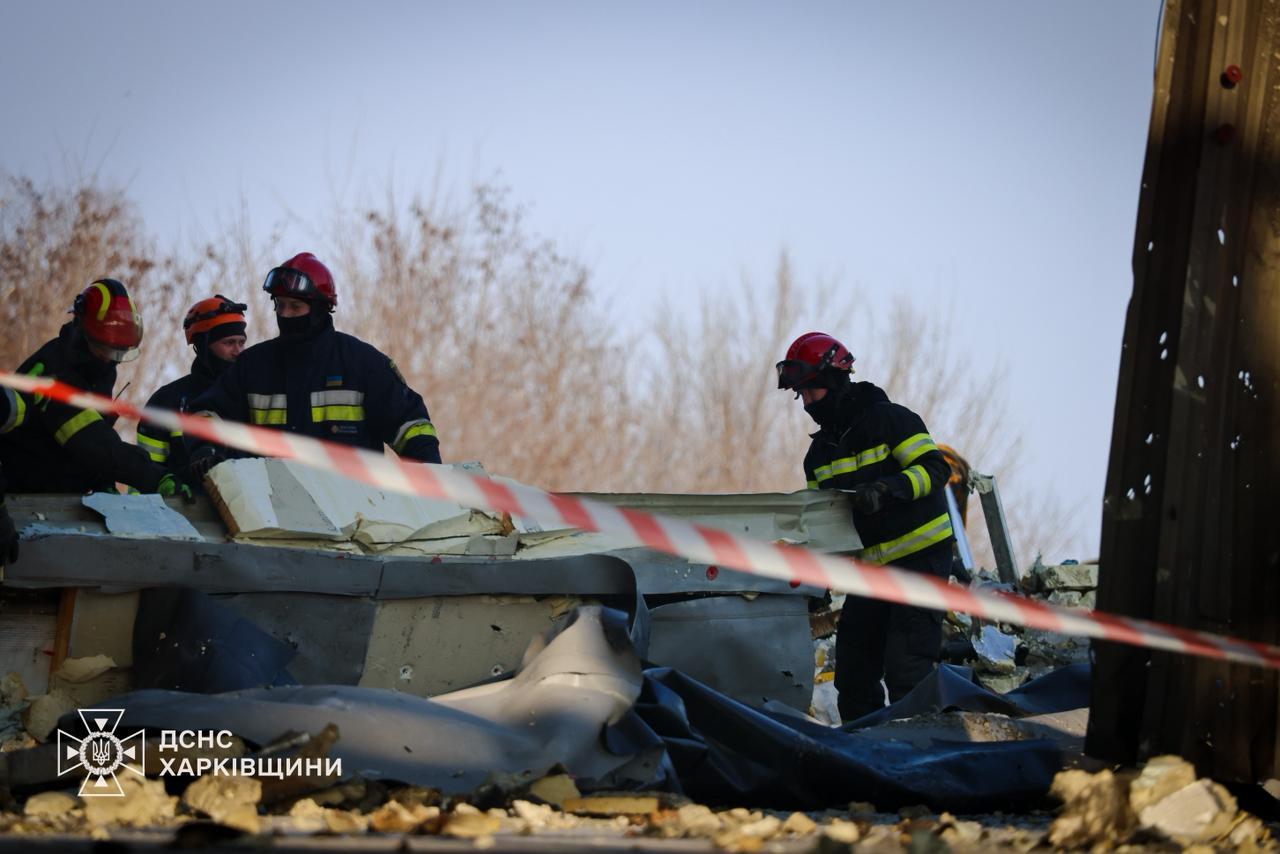 Удар по поштовому терміналу на Харківщині: аварійно-рятувальні роботи на території завершили