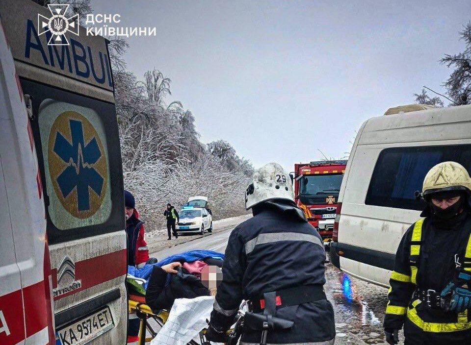 Двоє людей загинули в зіткненні маршрутки з легковиком на Київщині (ФОТО)