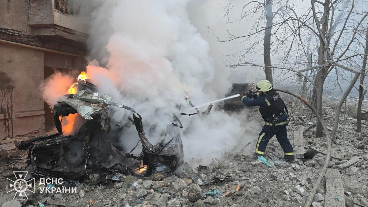 Росіяни завдали ракетного удару по багатоповерхівці у Харкові, багато поранених (ФОТО)