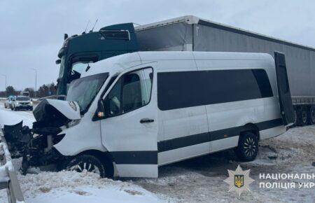На Львівщині мікроавтобус зіткнувся з вантажівкою: є загибла та постраждалі