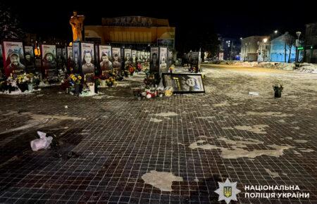 У Рівному жінка у стані алкогольного сп’яніння перекидала портрети загиблих захисників — поліція