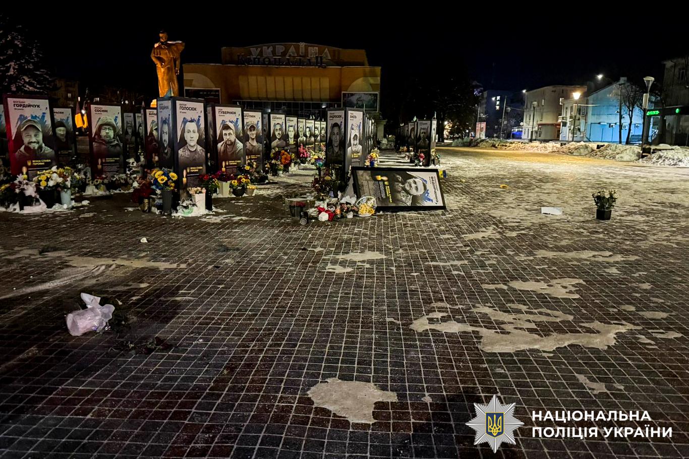 У Рівному жінка у стані алкогольного сп’яніння перекидала портрети загиблих захисників — поліція