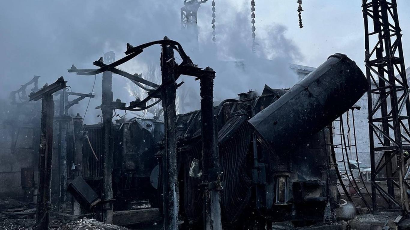 В Одесі через російську атаку без світла залишилися понад 30 тисяч сімей, на відновлення потрібен тривалий час (ФОТО)