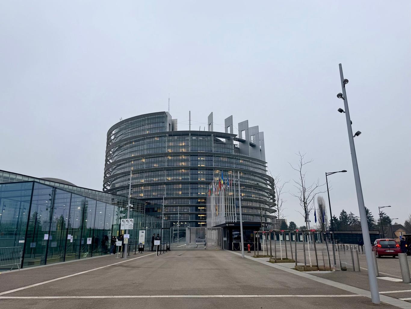 Завтра Європарламент розгляне прискорене рішення щодо кредиту для України на 90 млрд євро