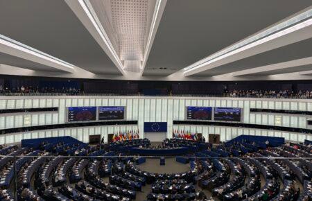 Європарламент схвалив прискорену процедуру для кредиту Україні на 90 млрд євро
