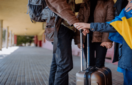 «Забрали дітей, бо не було опалення»: хто і навіщо поширює фейки про переселенців