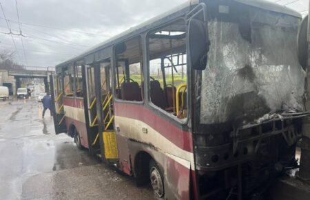Окупанти обстріляли маршрутку в Херсоні, загинув водій, є поранені (ФОТО)